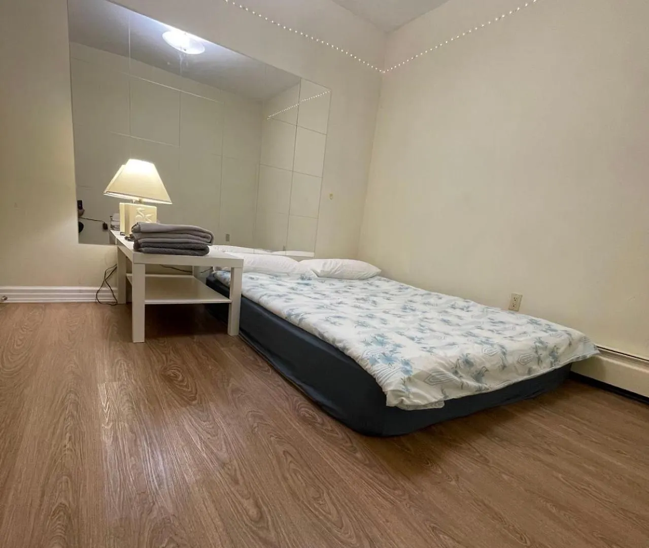 Stylish & Central Vancouver Retreat - Basement Room Guest house
